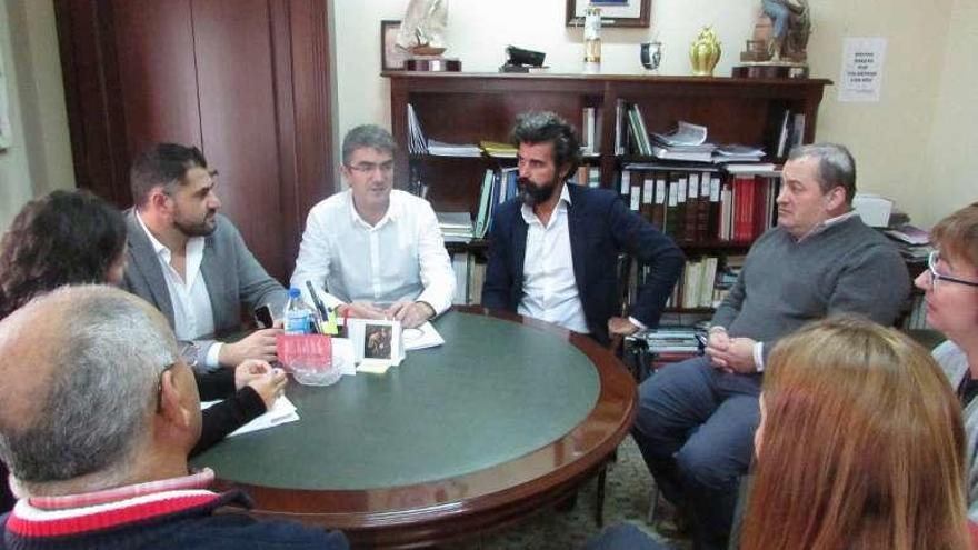 Antonio Lomba, alcalde guardés, y Uxío Benítez, junto a los demás asistentes a la reunión, ayer, en el consistorio guardés. // D.P.