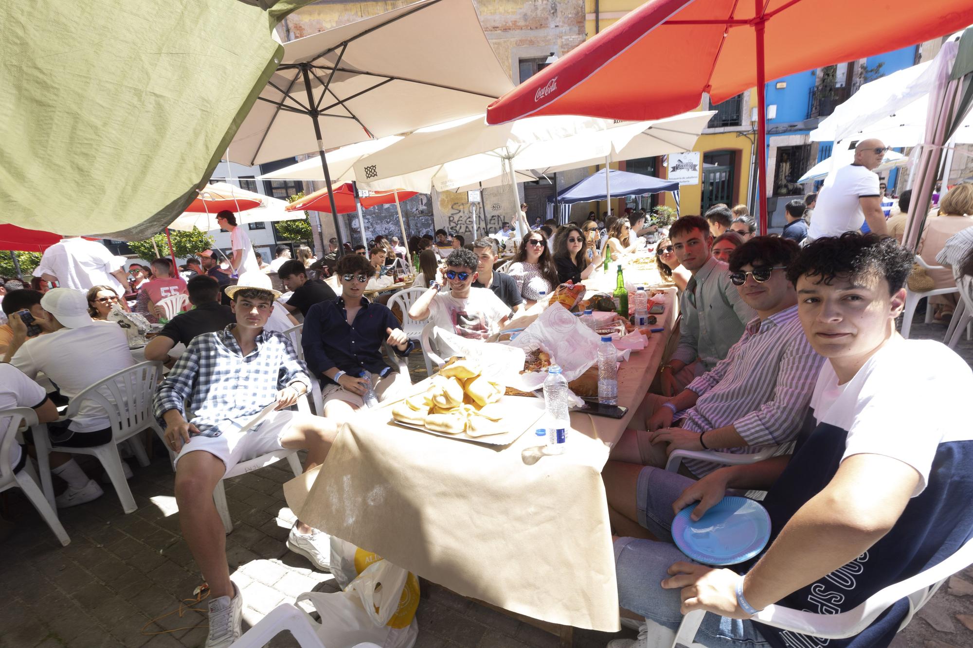 Grado hasta la bandera: lleno total en la comida en la calle de la villa moscona, más multitudinaria que nunca