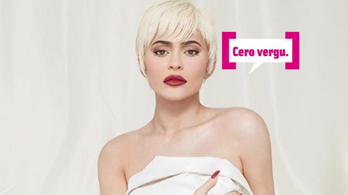 Una gabardina de vinilo es lo único que necesita Kylie Jenner para ser sexy