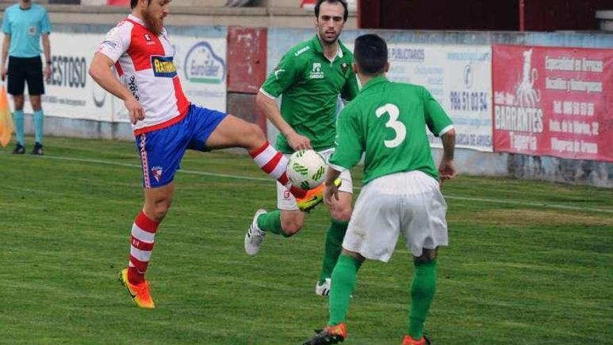 El Arosa se mantiene en la lucha por el play off. // Iñaki Abella