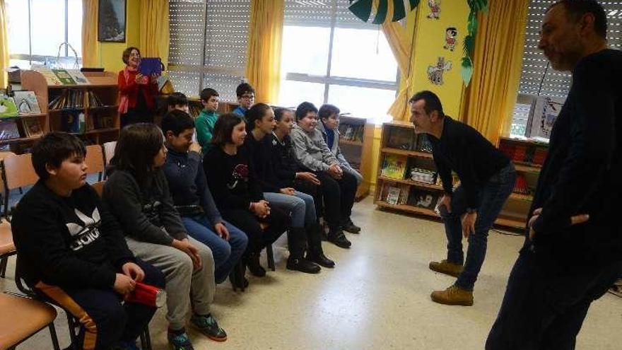 Los actores de doblaje, ayer, con alumnos de Abelendo. // G.N.