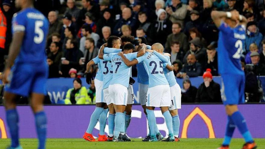 Los jugadores del Manchester City celebran uno de sus goles. // Efe