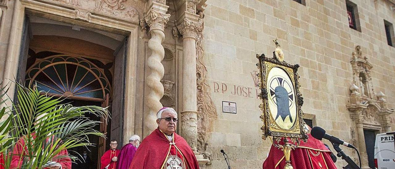 La reliquia de la Santa Faz, frente al monasterio, durante la bendición de este año.