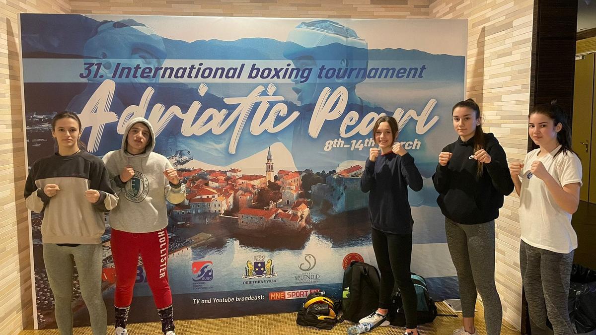 Paula Requena, segunda por la derecha, con la selección femenina joven de boxeo.