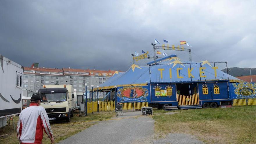 La carpa del circo está completamente montada en una finca privada de A Escardia para ofrecer mañana la primera función.