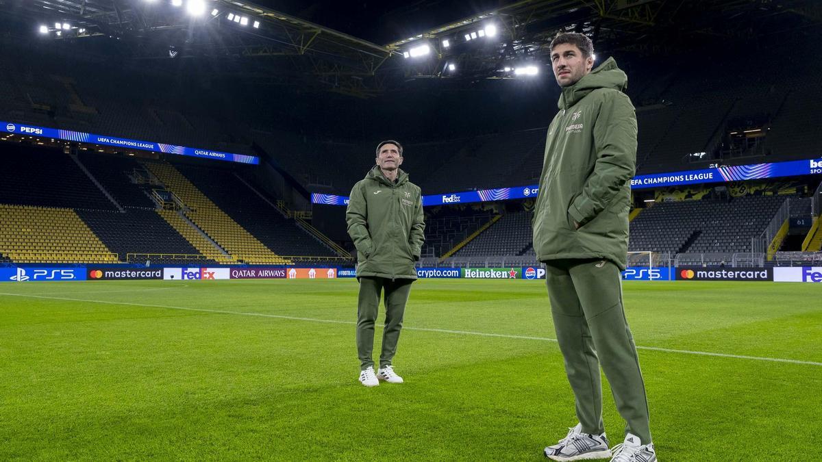 Marcelino y Comesaña visualizando el escenario del partidazo.