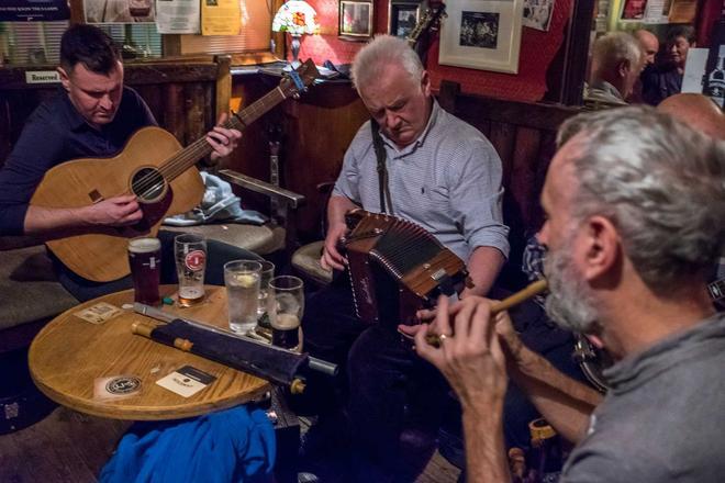 Músicos improvisando en una "open session" en The Cobblestone