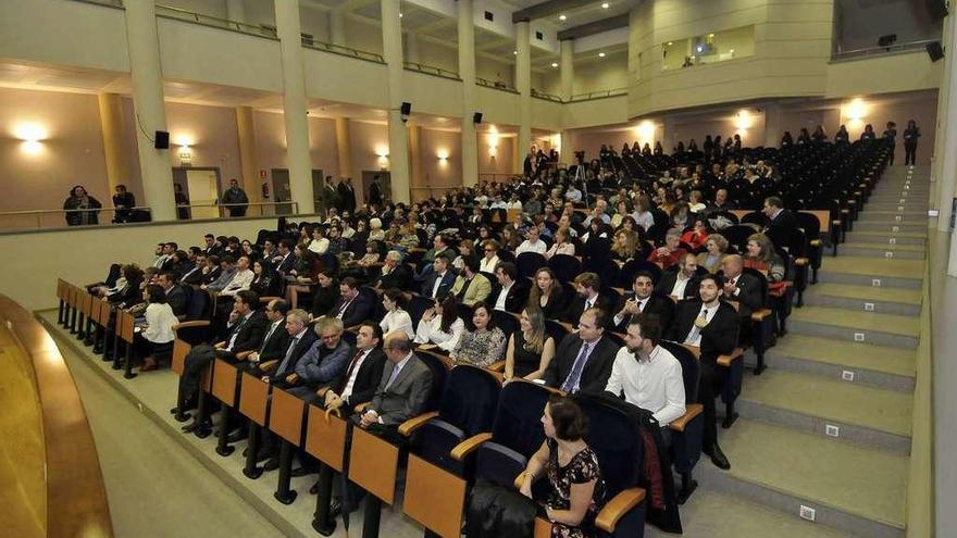 Los graduados, junto a otros asistentes al acto, ayer, en el campus de Mieres.