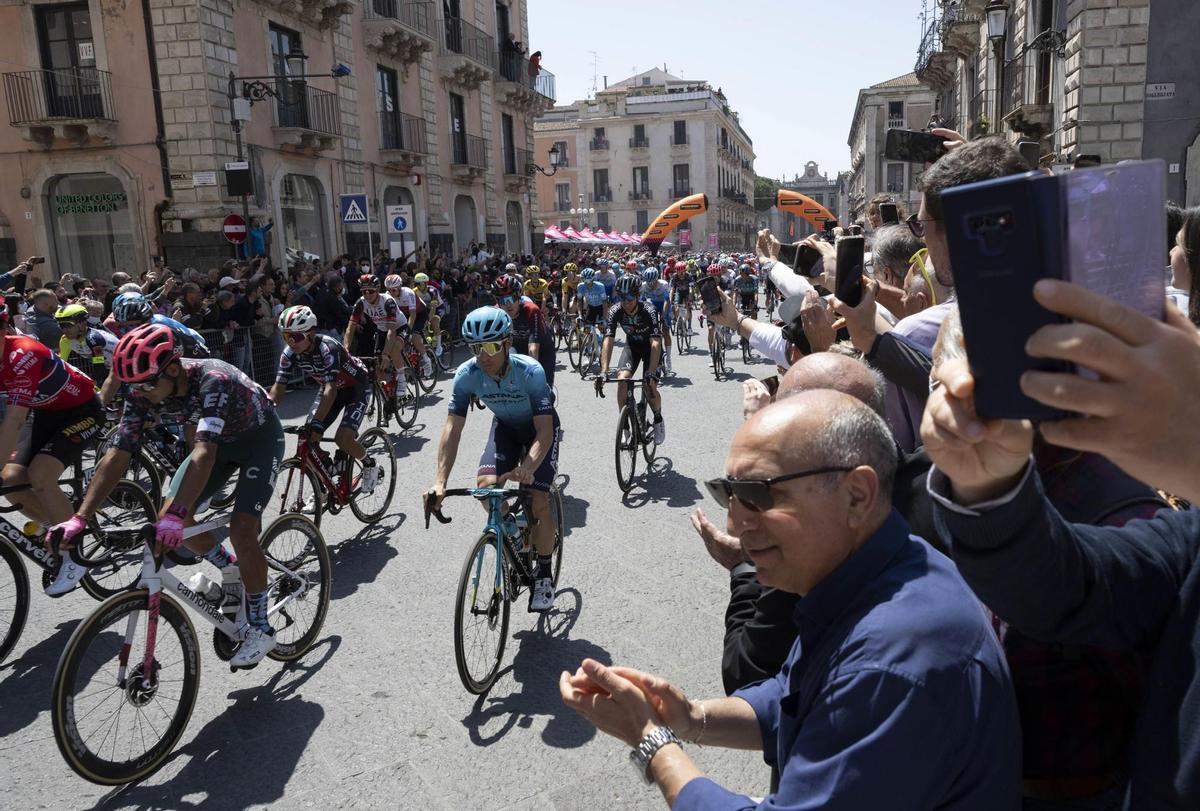 Catania (Italy), 11/05/2022.- Spectators greet riders at the start of the fifth stage of 105th Giro d’Italia cycling tour, a race over of 174 km from Catania to Messina, Italy, 11 May 2022. (Ciclismo, Italia) EFE/EPA/MAURIZIO BRAMBATTI