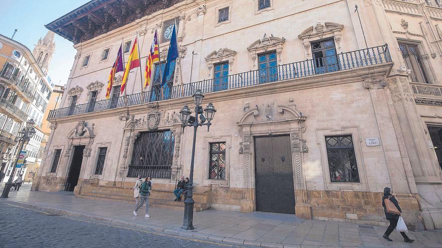 El escudo derecho del Ayuntamiento de Palma lleva dos años almacenado a la espera de ser recolocado