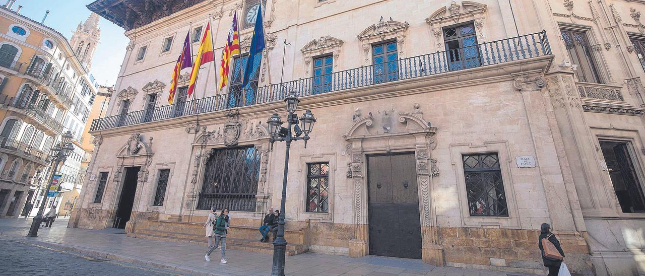 Vista de la fachada monumental del Ayuntamiento, donde puede verse la ausencia del escudo del portal derecho.