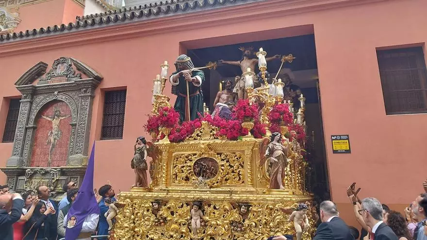 Vídeo | Sale el Cristo de la Exaltación con el acompañamiento musical de Rosario de Cádiz