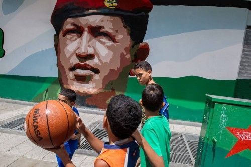 Los murales con la imagen de Chávez son constantes en las calles de Venezuela. El país rinde tributo así a la figura del presidente fallecido hace ahora dos años