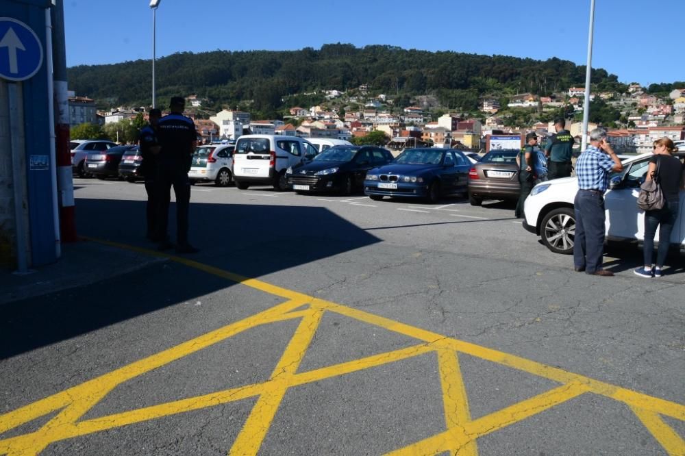 Vecinos de Ons se concentran en el puerto de Bueu para reclamar un acceso libre a la isla