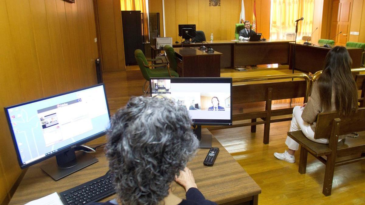 El primer juicio plenamente telemático en el Juzgado de lo Social número 2 en Vigo. // Salvador Sas
