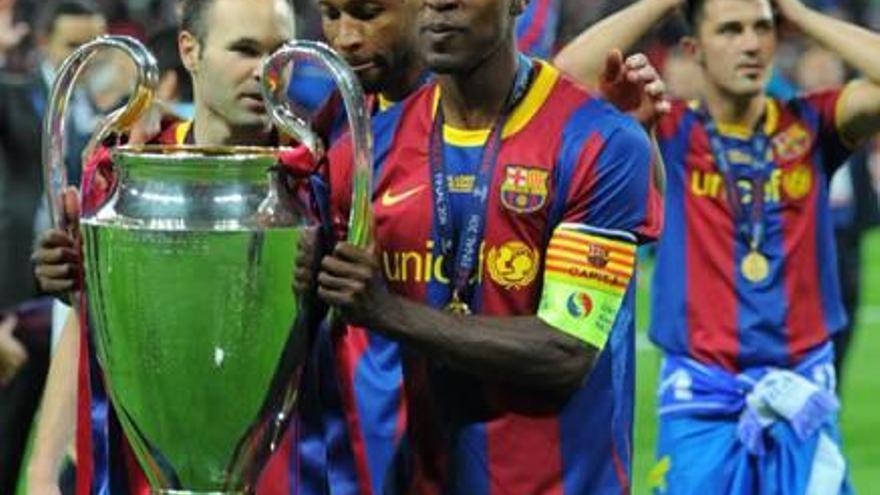 Éric Abidal amb la Champions guanyada el 2011 a Wembley