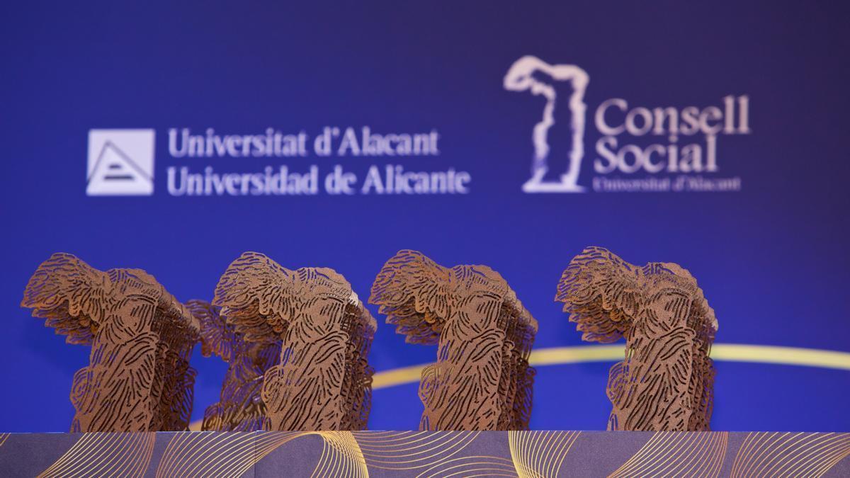 Las “victorias de Samotracia”, esculturas creadas por el artista alcoyano Antoni Miró que entrega el Consejo Social de la UA