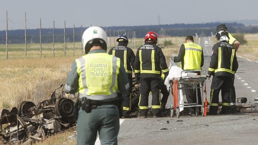 Bomberos y guardias civiles, en el lugar del accidente mortal.