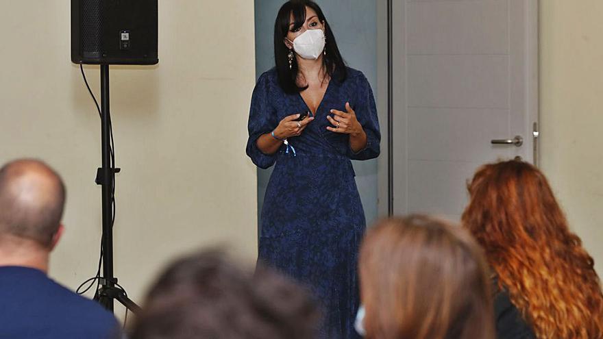 Mavi Carrera, profesora da Universidade de Vigo, nun dos seus obradoiros desta edición do foro educativo.       | // R. GROBAS