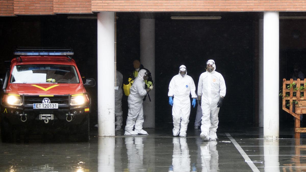 Equipo de desinfección de la UME, ayer en la residencia Caser.