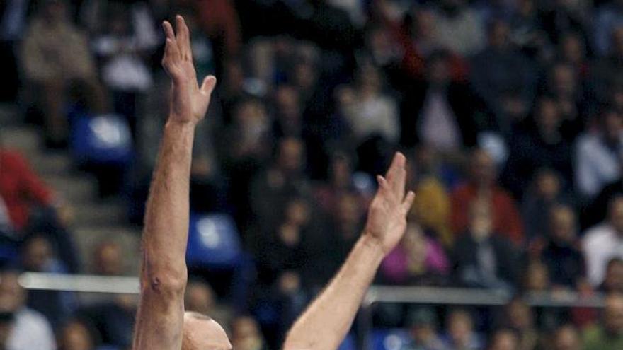 MA01 MALAGA, 04/01/09.- El jugador del C. B. Granada Scepanovic (d), intenta un pase ante la oposición de Carlos Jiménez (i) y Haislip, de Unicaja de Málaga, durante el partido correspondiente a la decimosexta jornada de la Liga ACG que ambos equipos disputaron hoy en el Palacio de los Deportes José María Martín Carpena de Málaga.