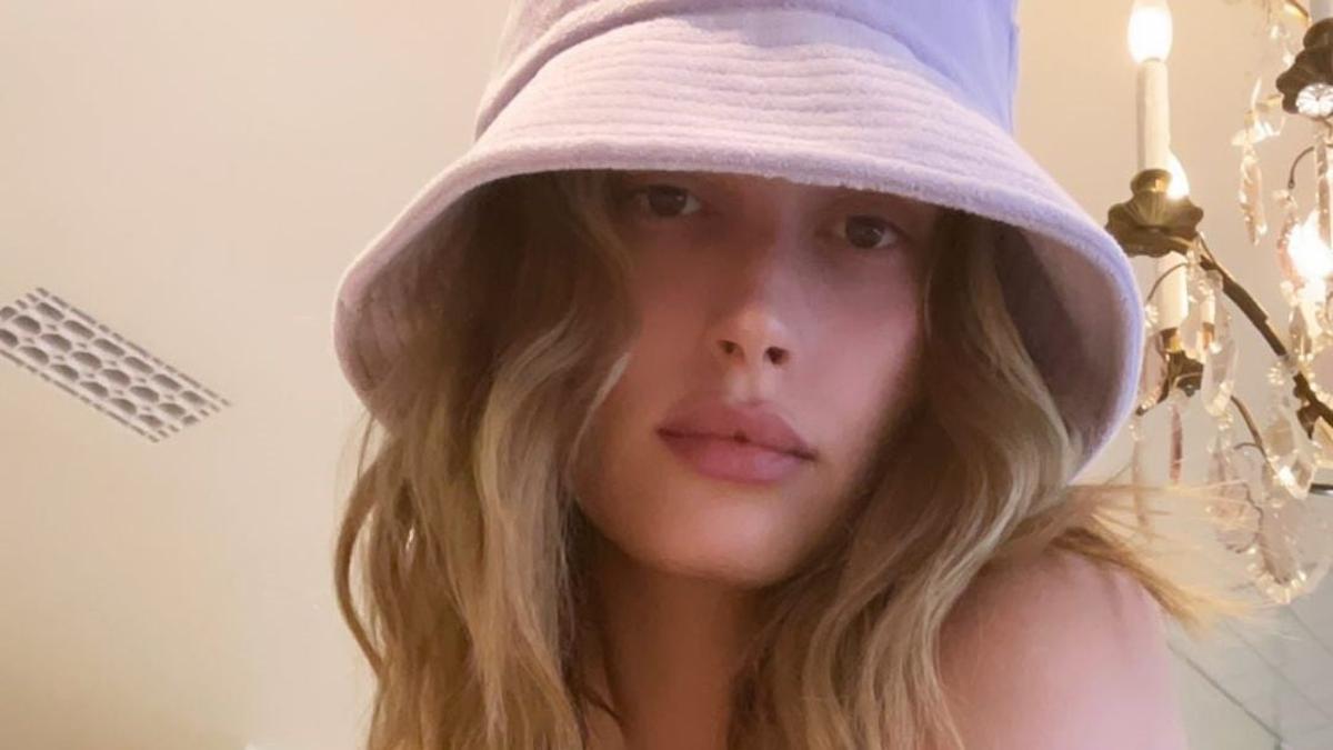 Hailey Bieber no pasa desapercibida con un total look sport de marca española