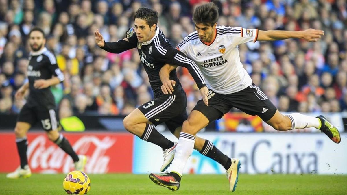 André Gomes, con el Valencia, en un partido contra el Madrid.