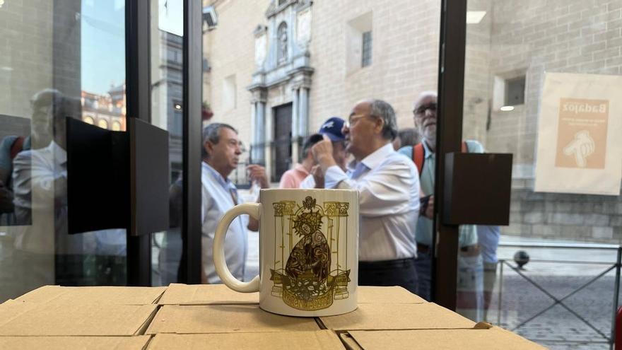 Galería | Tres horas esperando por la Soledad: La Crónica de Badajoz agota sus 500 tazas en media hora