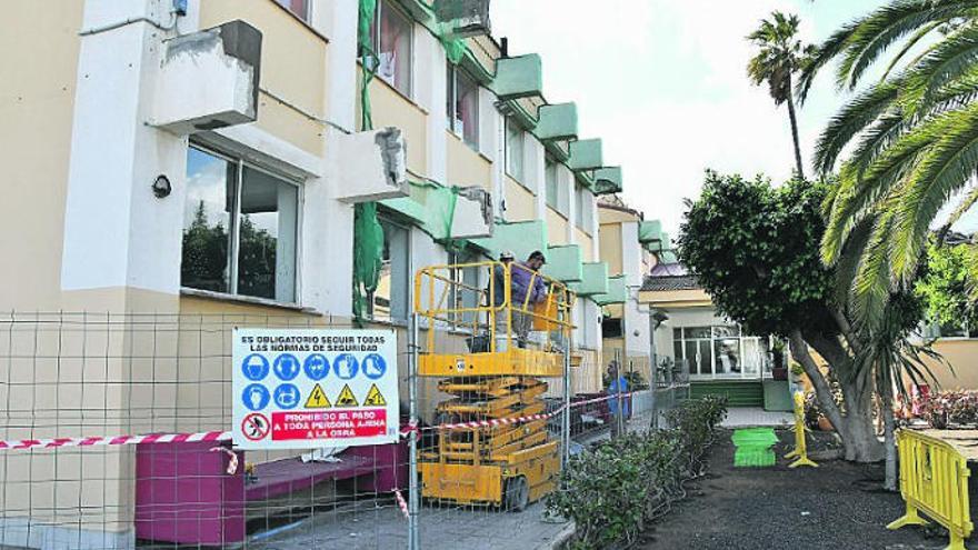 Los obreros realizan trabajos de mejora en el CEIP de Melenara.