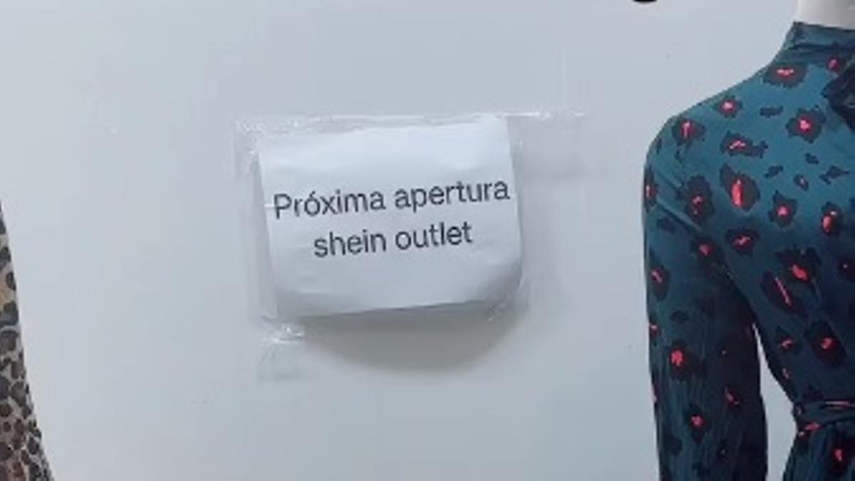 Cartel que anunciaba la apertura de un &quot;Shein outlet&quot; en Vigo.
