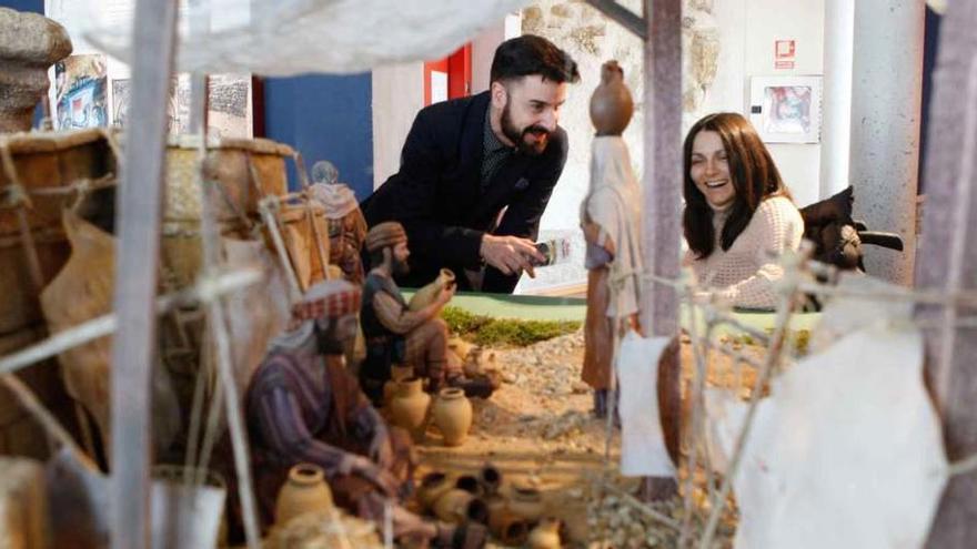 El presidente de la Morana explica la zona del zoco a la concejala de Cultura.