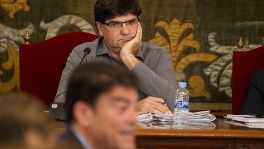 Pavón, pensativo en un pleno. Delante, Luis Barcala, portavoz del PP.