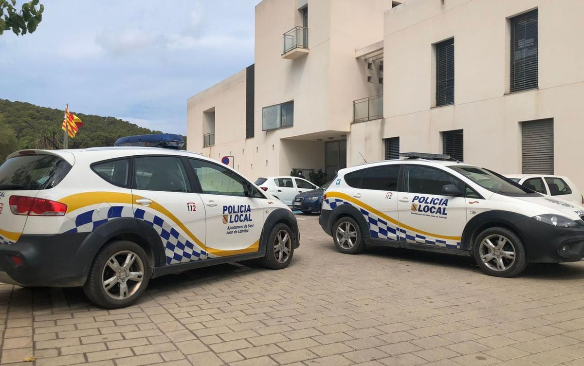 Dos vehículos de la Policía Local de Sant Joan en la entrada del retén. | ASJ