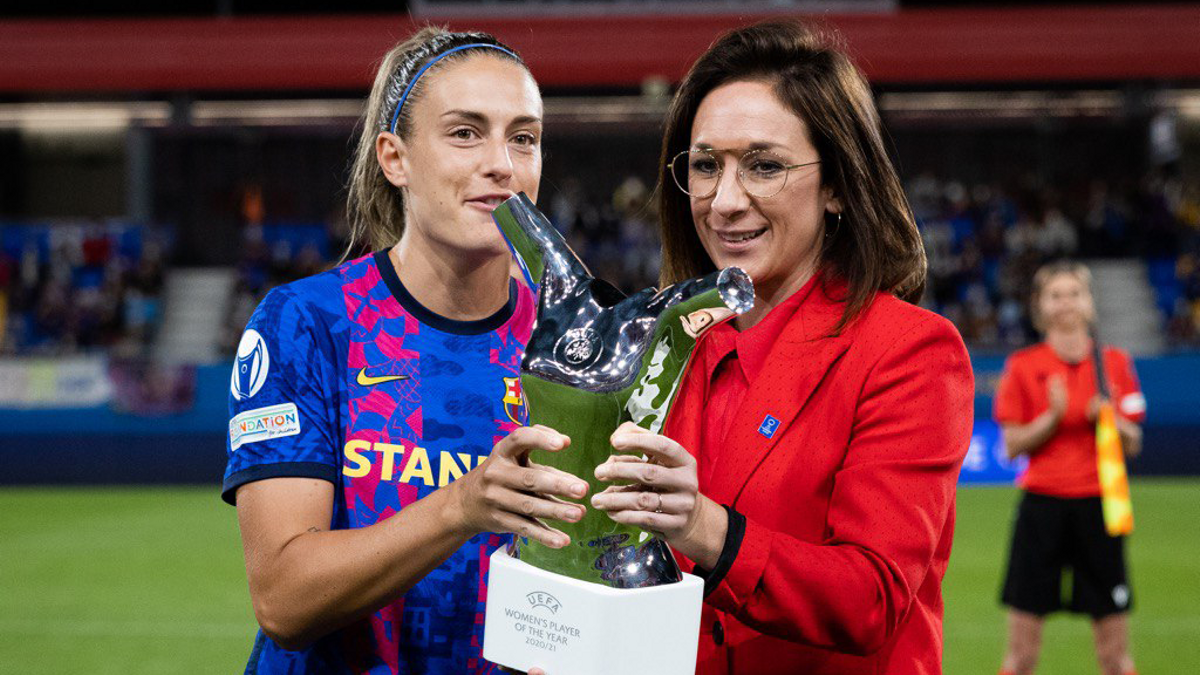Alexia Putellas recibe el premio a Mejor Jugadora de Europa de la temporada 20/21