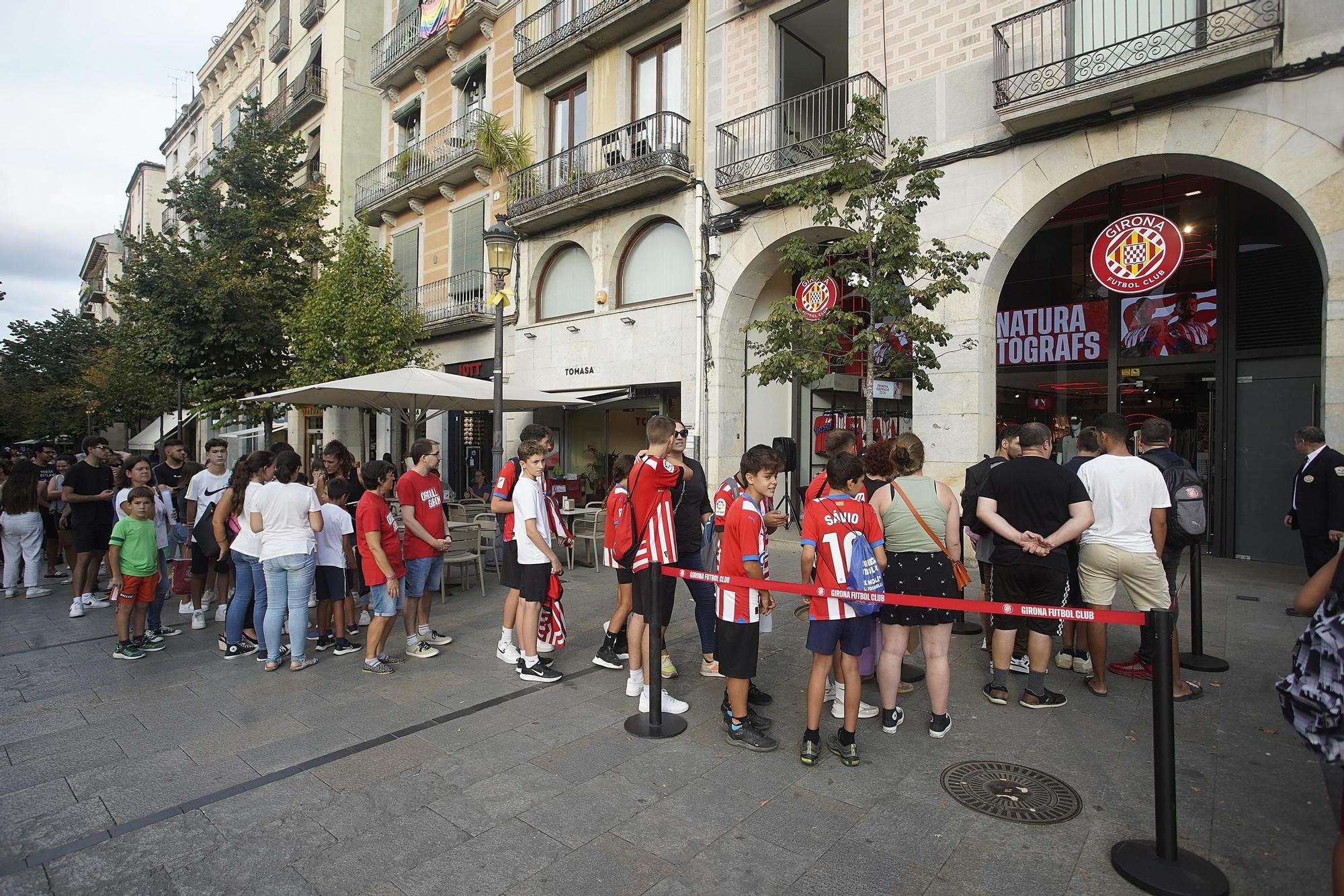 Signatura d'autògrafs de Portu i Savinho a la botiga del Girona FC