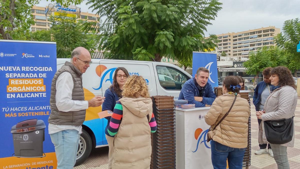 Uno de los puntos de información y gestión tarjeta inteligente contenedor marrón.