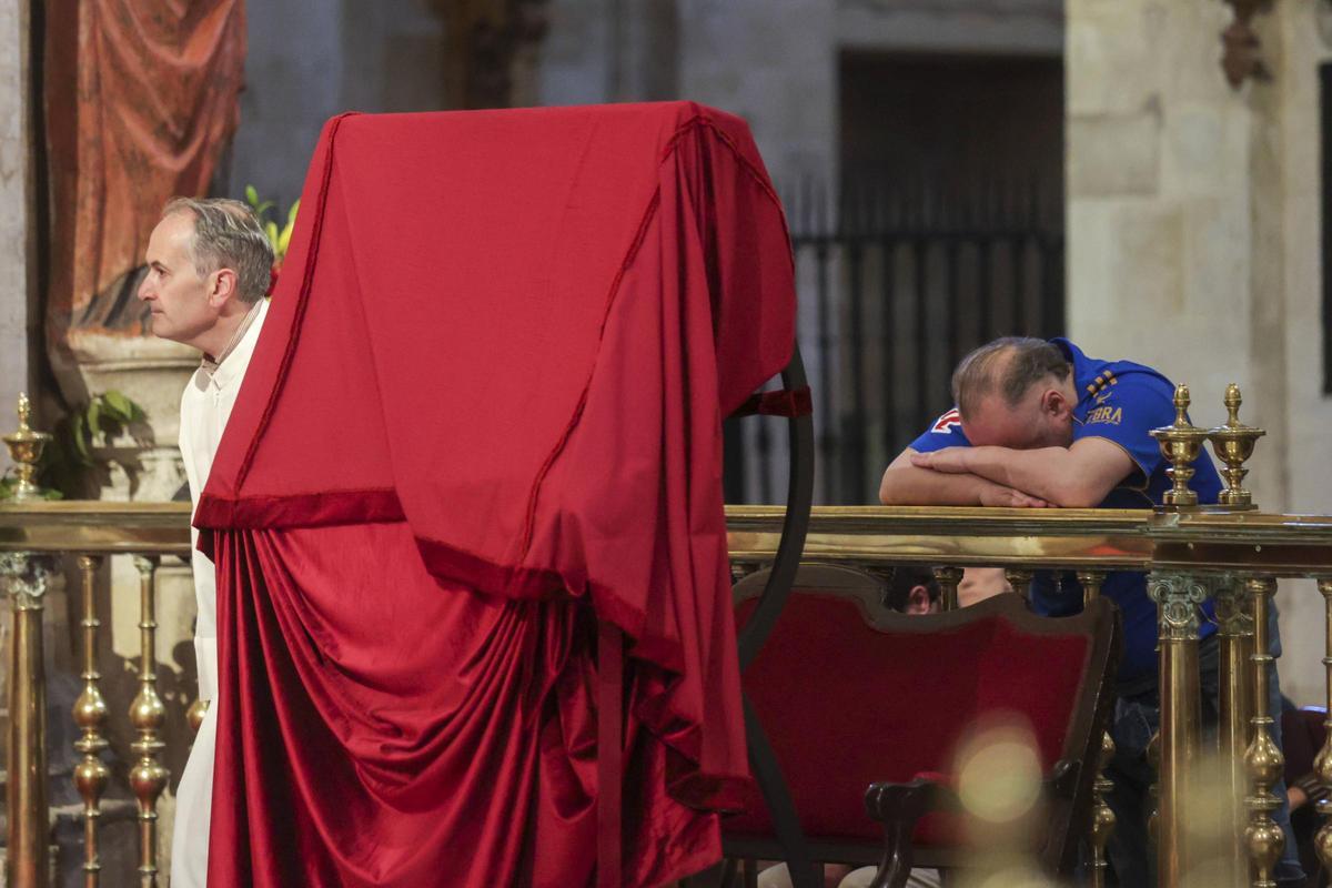 La Catedral, abarrotada en el Viernes Santo para presenciar el Santo Sudario