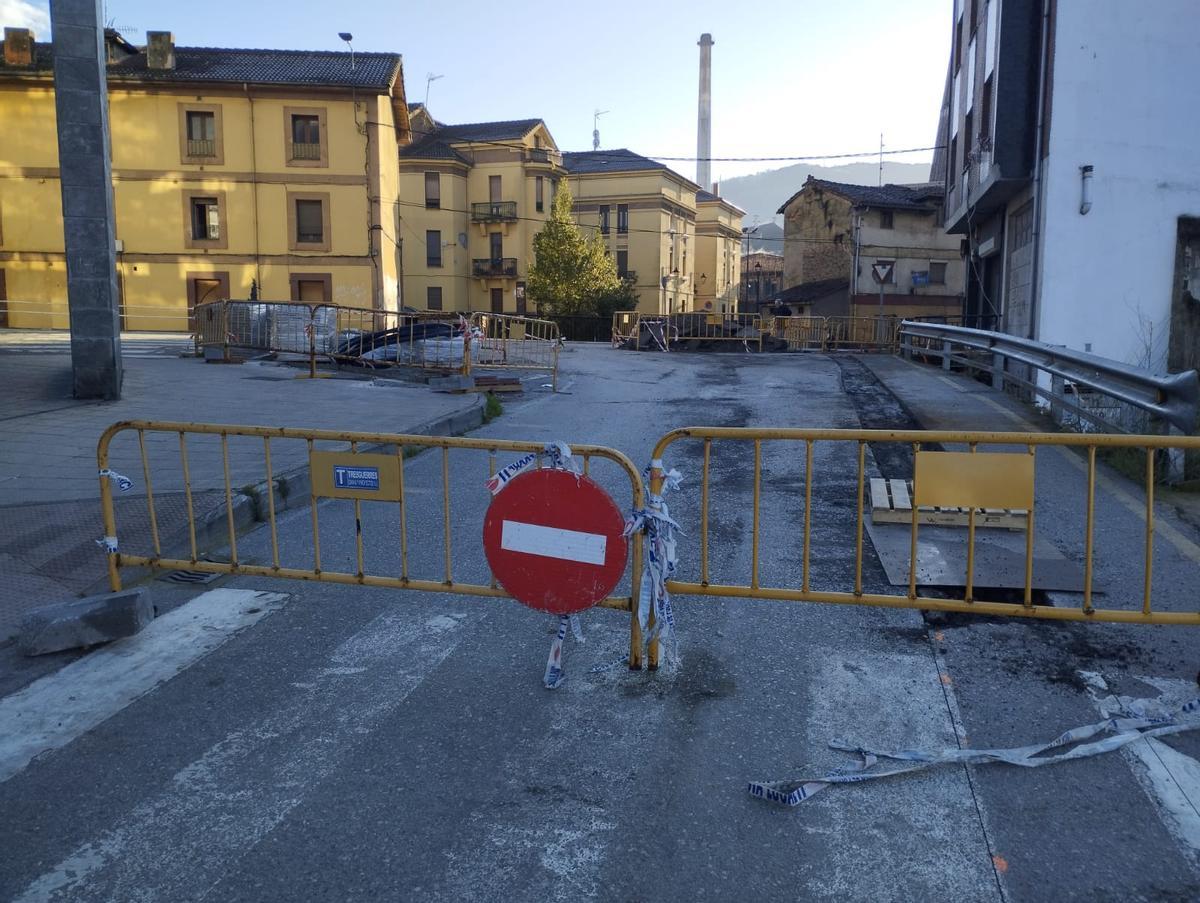 El corte del tráfico en la calle Alfonso Argüelles.