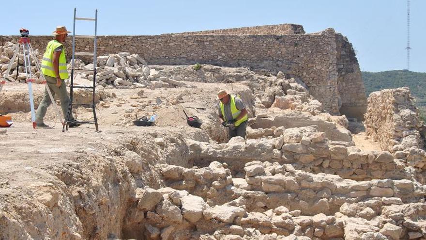 Imagen de los trabajos de investigación y restauración en el yacimiento arqueológico del Castillo de Guardamar/ Foto Tony Sevilla