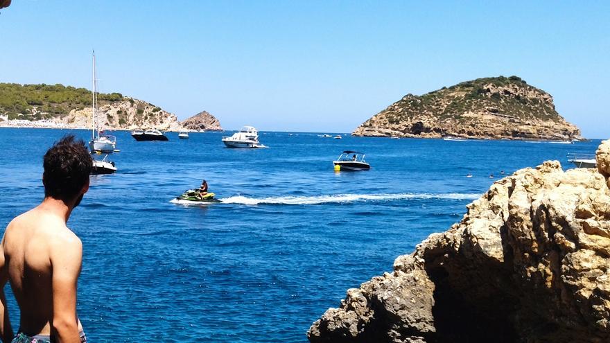 Advierten del peligro de que las motos de agua pasen sobre los buceadores en Xàbia