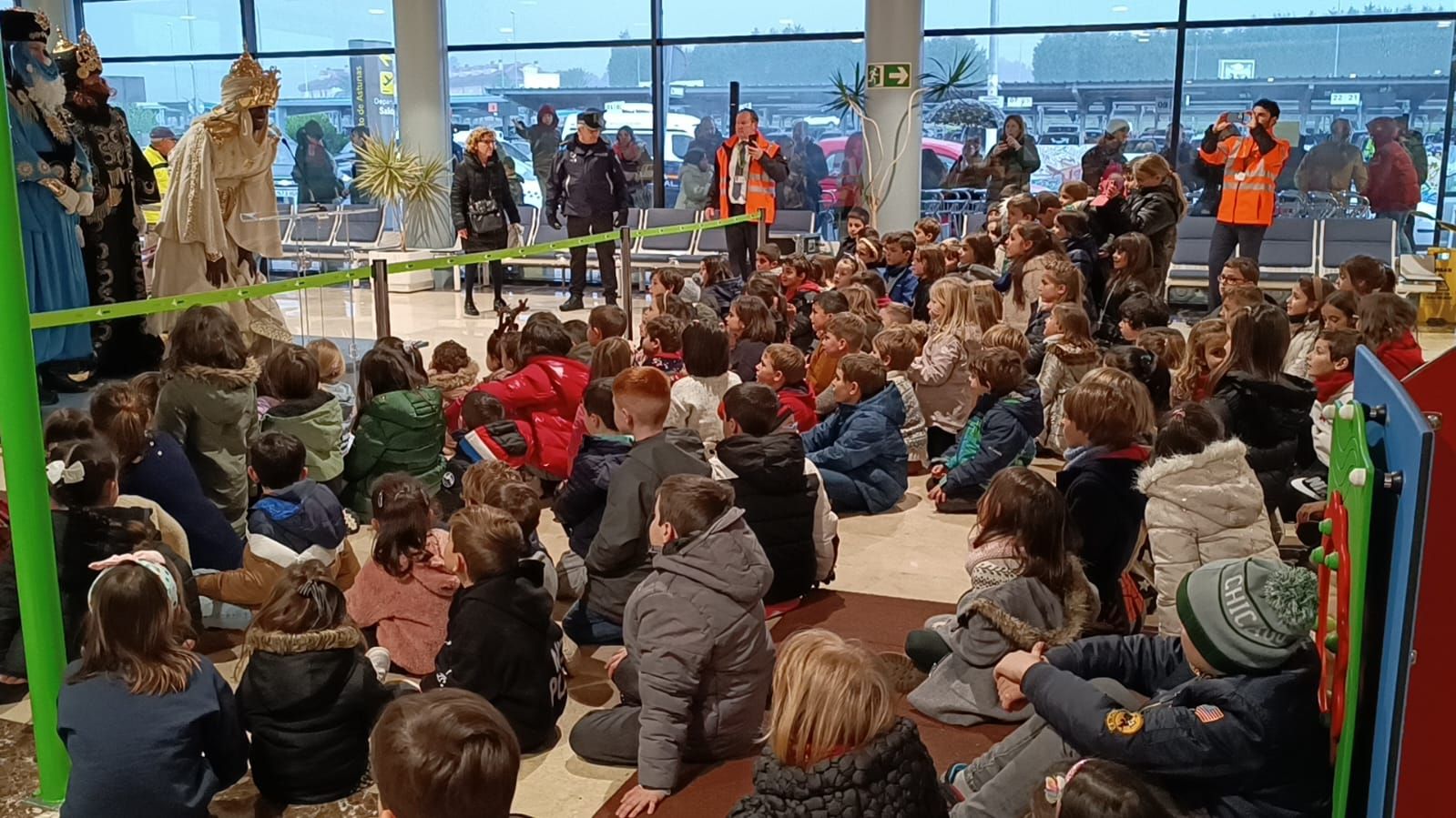 ÉN IMÁGENES: Los Reyes Magos de Oriente se pasearon por Luanco tas aterrizar en el aeropuerto