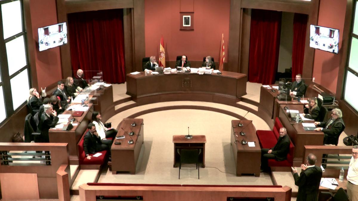 Josep Costa marxa de la sala de vistes del TSJC on es fa el judici contra part de l&#039;antiga Mesa del Parlament