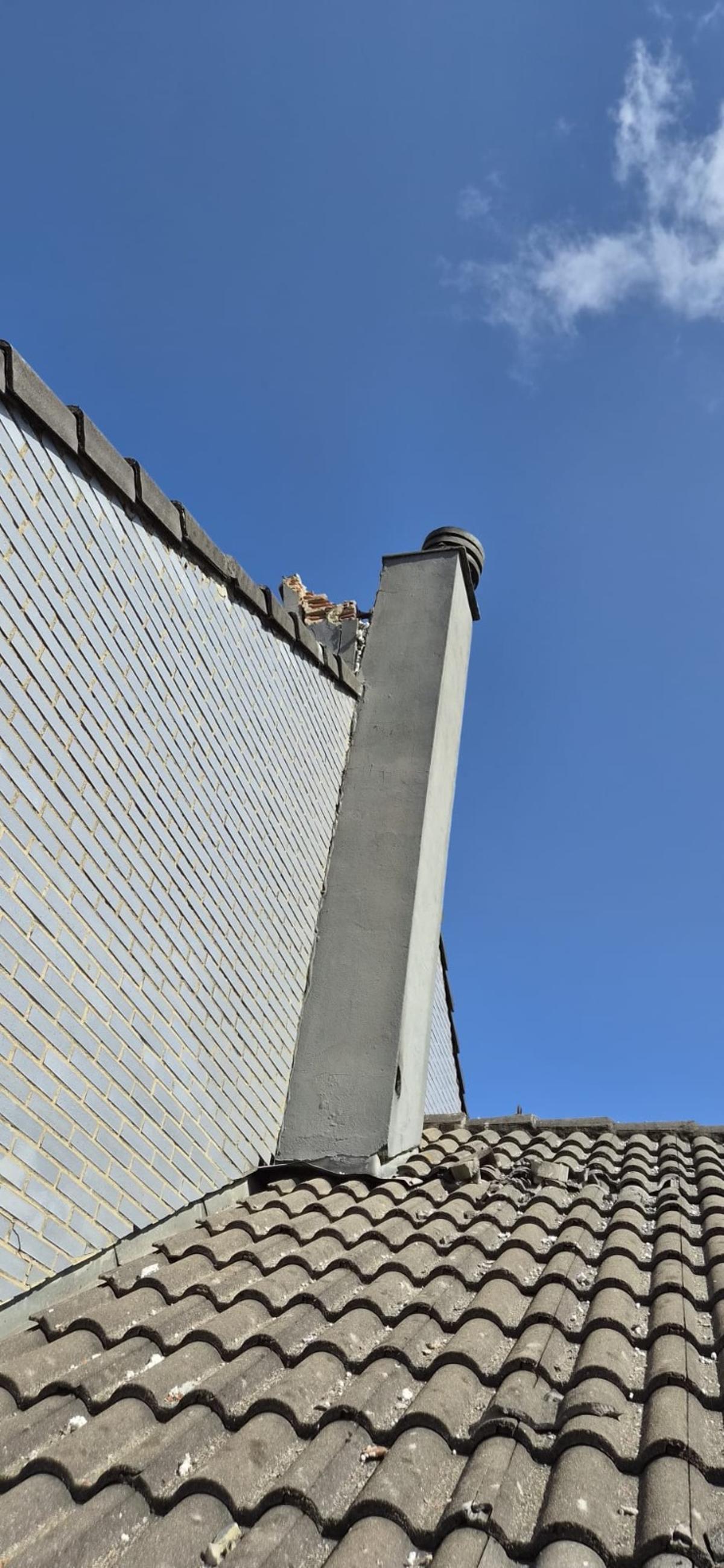 El tejado y las placas solares del edificio tras el impacto.