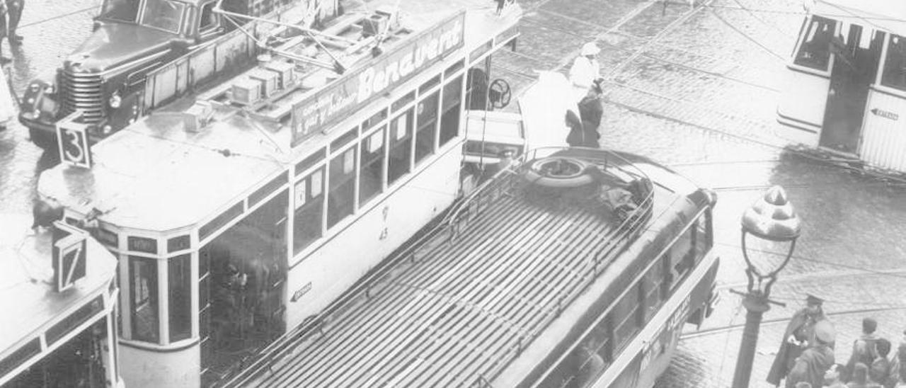 Tranvías y autobuses en la calle Urzáiz. // FdV