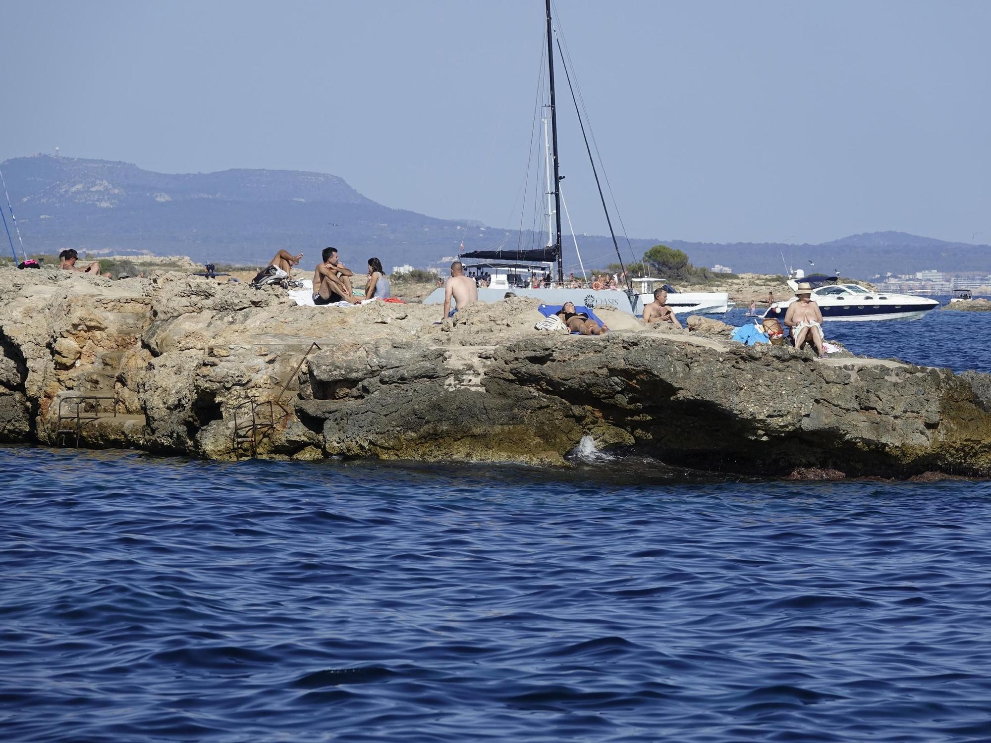 Las fotos de las rocas de Bendinat hormigonadas: Denuncian que el hotel ha ampliado el sendero y varias explanadas para hamacas y sombrillas