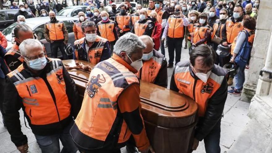 VÍDEO: Los moteros asturianos rinden un emotivo homenaje a Vicente Navarro, el motorista fallecido en Aller