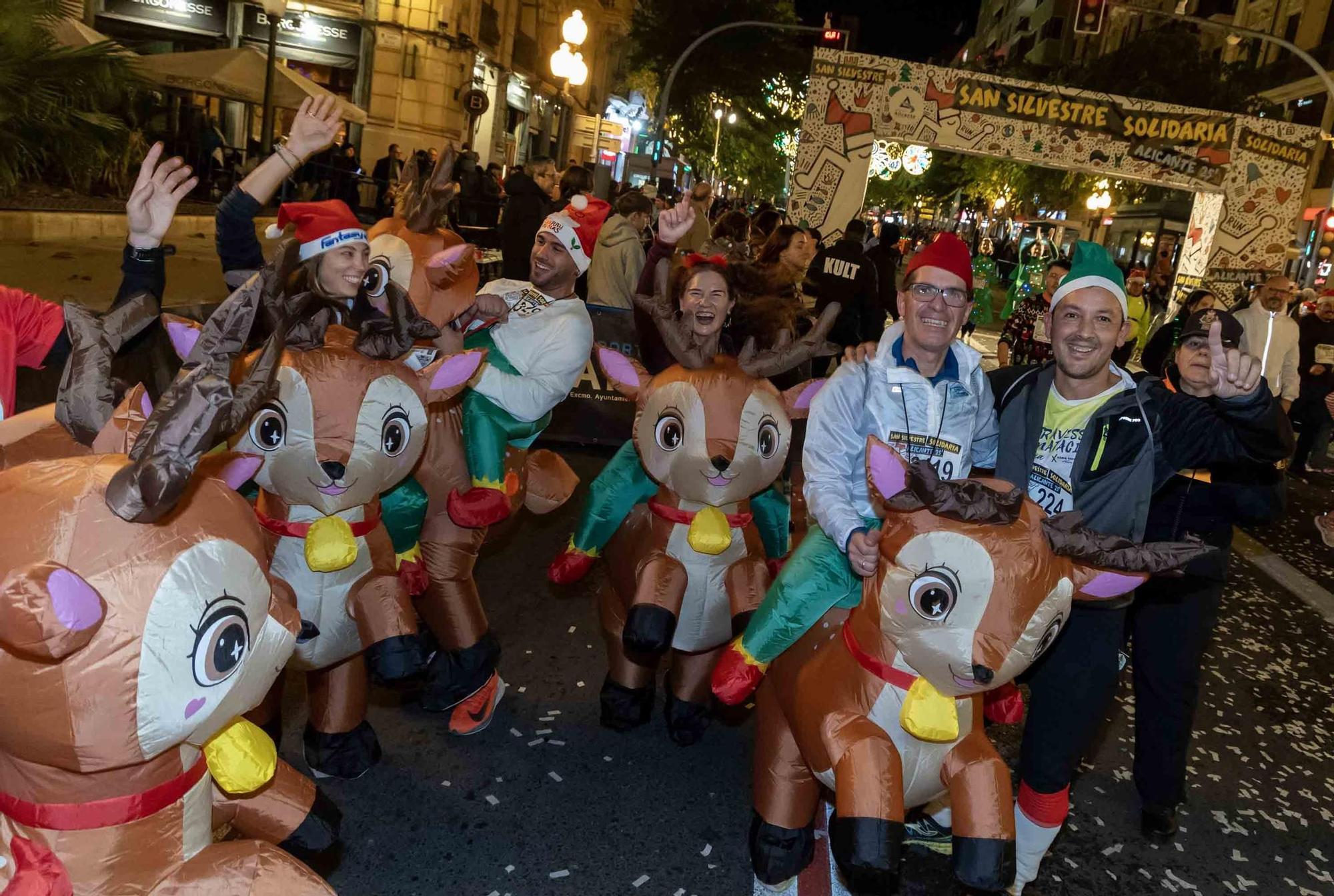 La San Silvestre de Alicante llena de colorido la ciudad