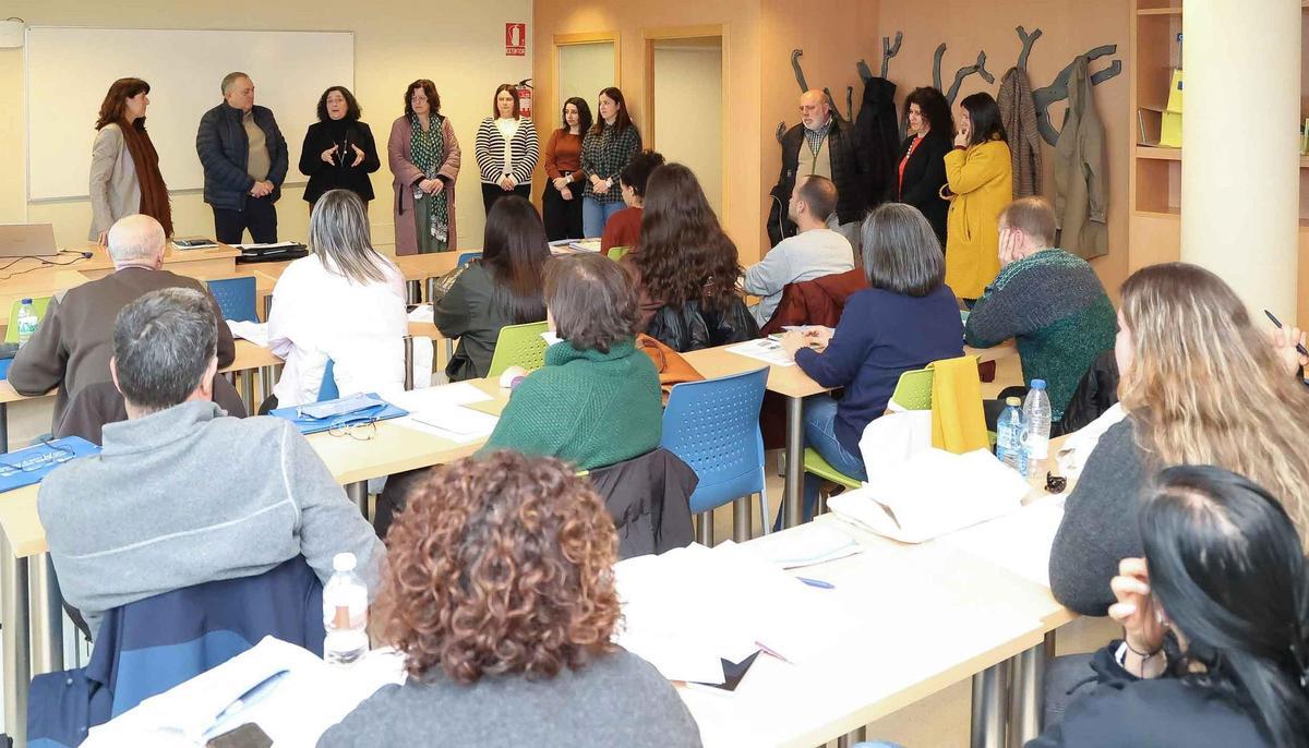 Belén do Campo dirixíndose aos participantes no Programa Integrado de Emprego.