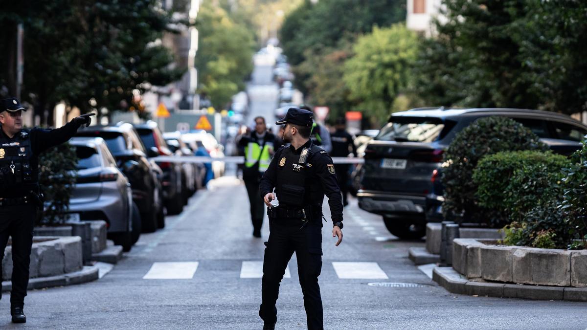 Agentes de Policía Nacional acordonan la zona en el centro de Madrid donde dispararon en la cara a Alejo Vidal-Quadras