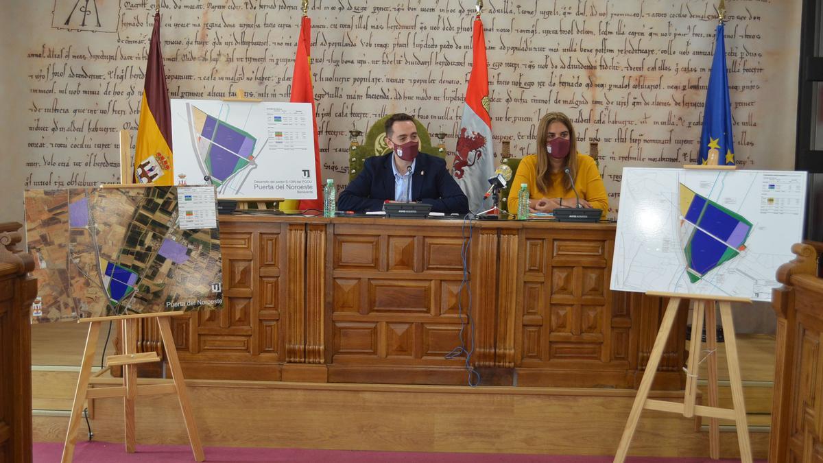 El alcalde y la concejala de Urbanismo, explicando el proyecto Puerta del Noroeste. / E. P.
